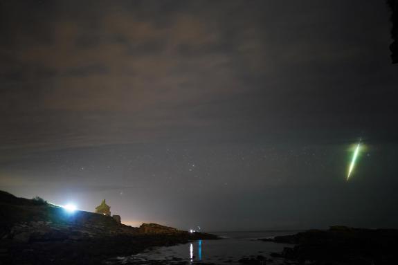 Somerset County Gazette: A fisherman watches a meteor during the Draconid meteor shower over Howick rocks in Northumberland. Picture date: Sunday October 10, 2021. Credit: PA Somerset County Gazette: A fisherman watches a meteor during the Draconid meteor shower over Howick rocks in Northumberland. Picture date: Sunday October 10, 2021. Credit: PA