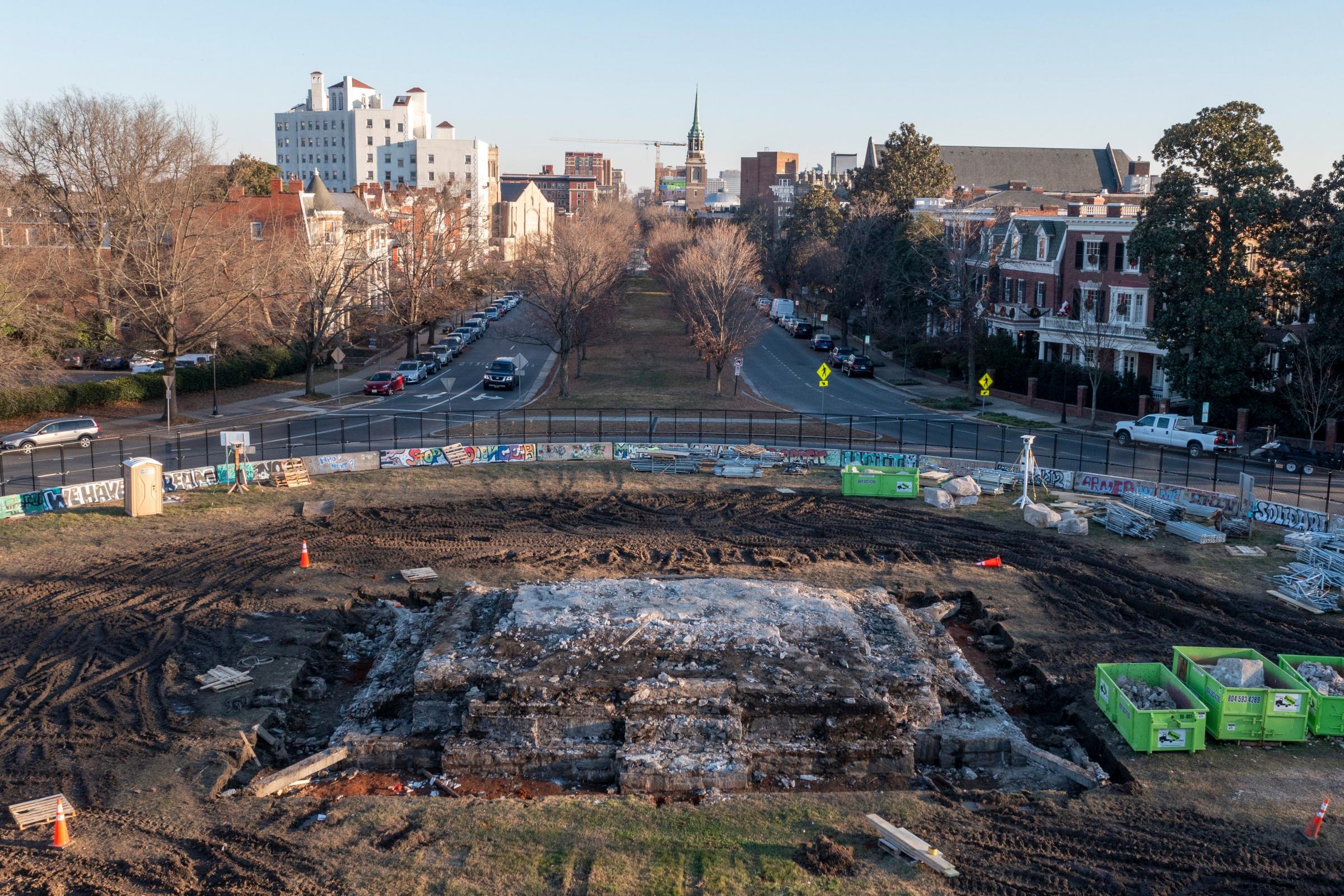 Workers believe they have found time capsule under Robert E Lee statue - Vimarsana News
