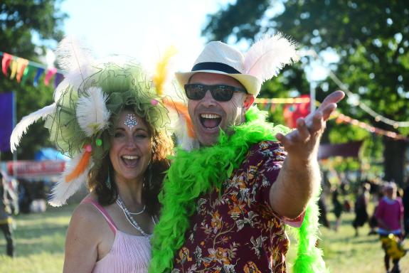 Somerset County Gazette: Shindiggers make the most of the weekend's sunshine. Somerset County Gazette: Shindiggers make the most of the weekend's sunshine.