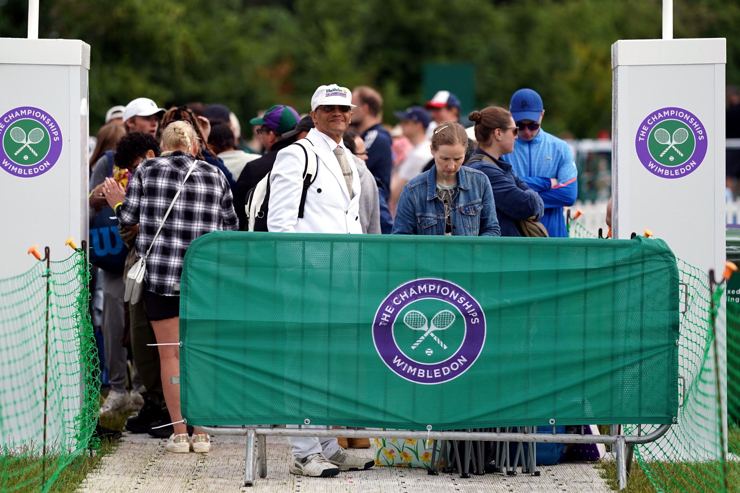 More than 10,000 fans in Wimbledon queue as new arrivals warned of long waits Somerset County Gazette