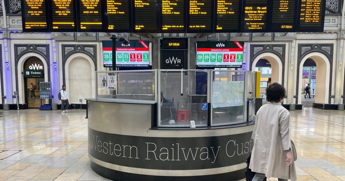 Network Rail manager in charge when passengers were left stranded steps down - Vimarsana News