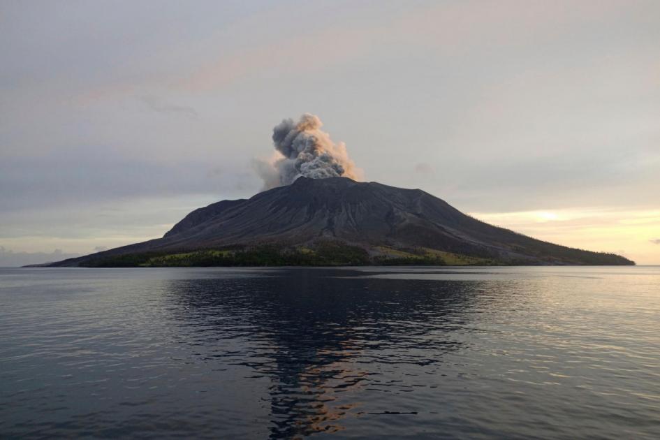 More than 2100 people evacuated as Indonesian volcano spews clouds of ash 
